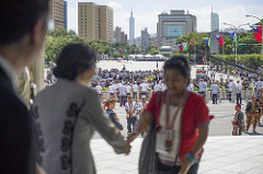President Tsai shakes hands with an indigenous representative.