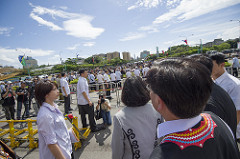 背面拍攝總統在總統府廣場與民眾致意