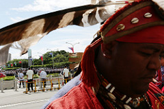 近拍著傳統服飾的原住民族代表