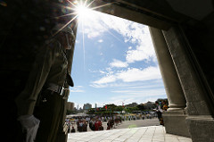 由總統府大門內向外拍攝豔陽高照的天空