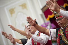 The indigenous Christian priests conducttheprayer.