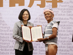 President Tsai and Mr. SiyapenNganaen, the representative of indigenous peoples, hold the reconciliation agreement in their hands.