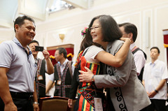 President Tsai hugs an indigenous individual. 