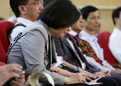 President Tsai takes notes at the ceremony.